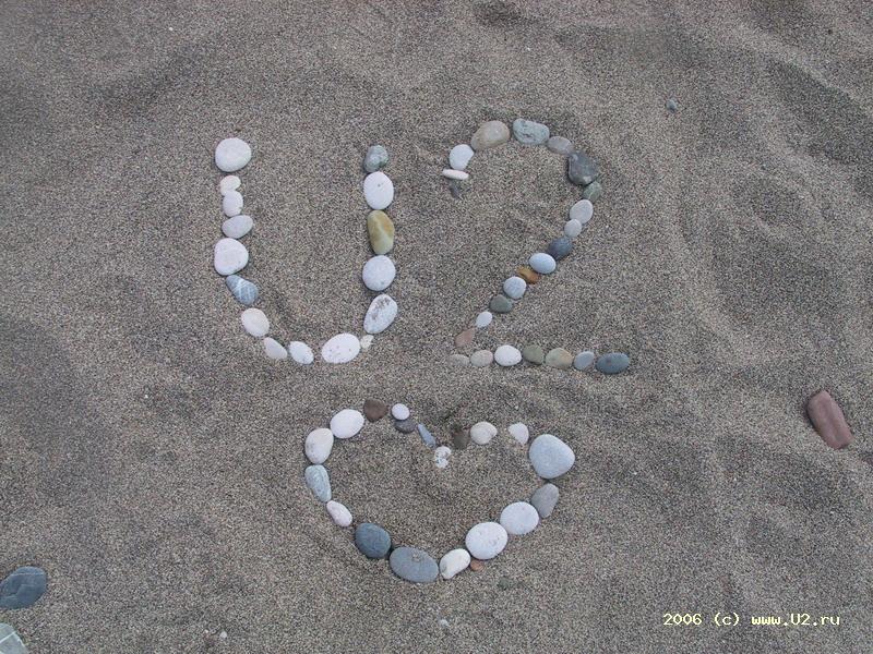 U2 на песке