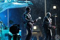 Боно и Эдж с мокрой гитарой