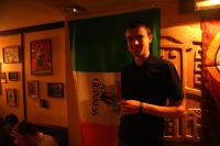 с one на фоне флага Ирландии